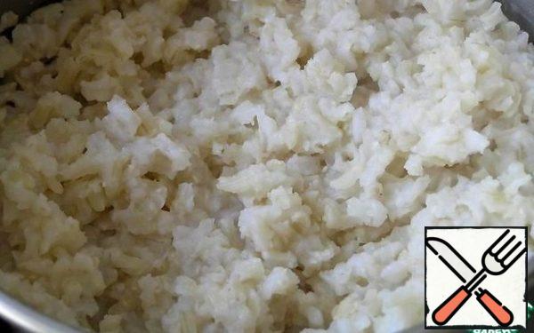 Boil the rice in salted water until ready as indicated on the package.