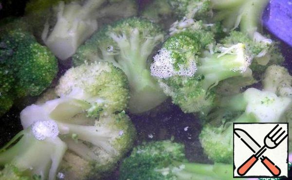 Meanwhile, lower the broccoli into boiling water and cook for 3 minutes, then flip it into a colander.