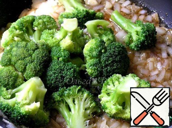 Add the broccoli, stir, warm for 1 minute and remove from the heat.