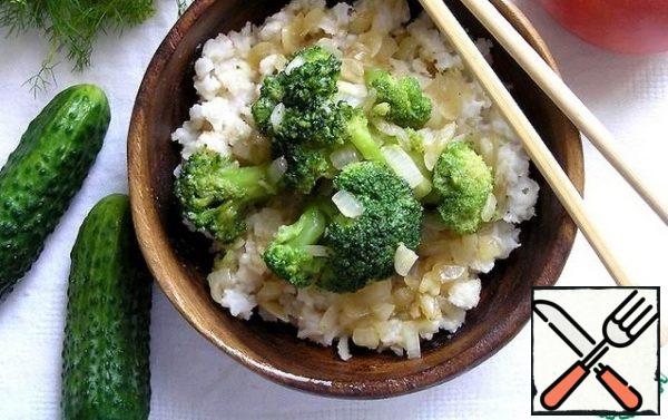 Spread the rice on plates, add a little broccoli on top, pour the resulting dressing.