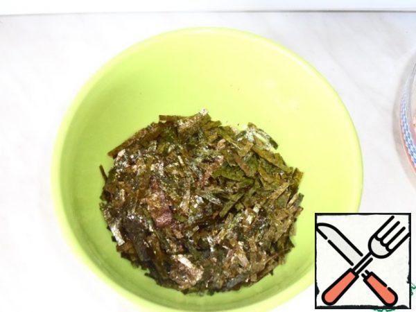 Chop the nori leaves finely and fry in a dry pan over medium heat. When the nori starts to change color, remove the pan from the stove.