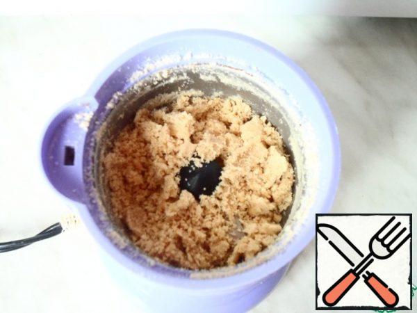 1/4 of sesame seeds, salt and sugar are crushed in a coffee grinder. You can not do this, but this way the seasoning turns out to be more fragrant.