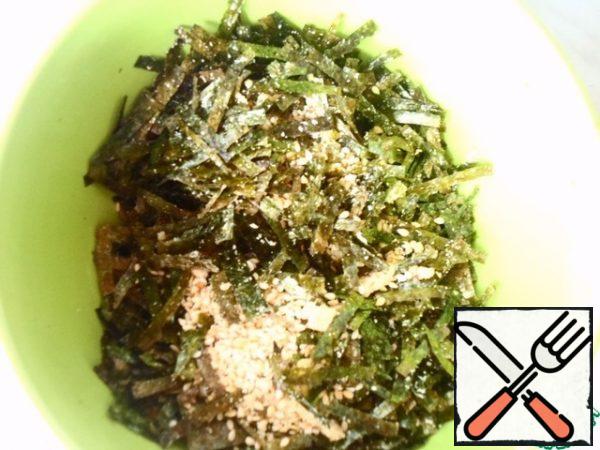 Mix the ground sesame with the nori and the remaining sesame. The seasoning is ready! For the specified amount of rice, I used half the seasoning. The resulting seasoning can be sprinkled on rice.