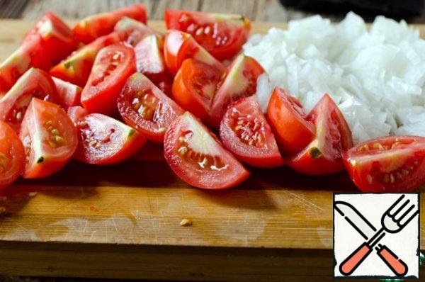Peel and finely chop the onion. Cut the cherry tomatoes into quarters.