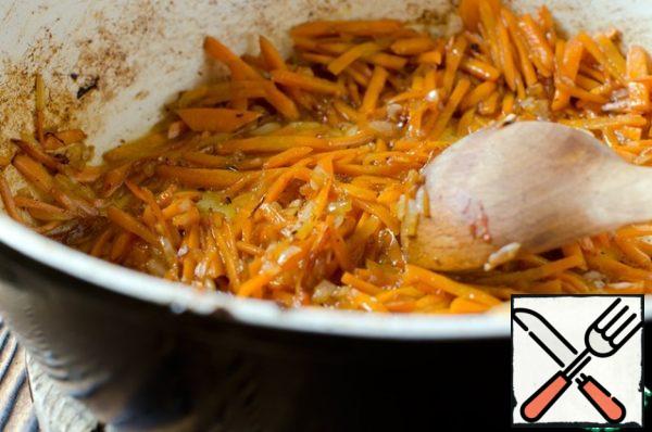 Pour the remaining 2 tablespoons of oil into the pan and pour out the carrots and onions, cook for about 8-10 minutes, not forgetting to stir.