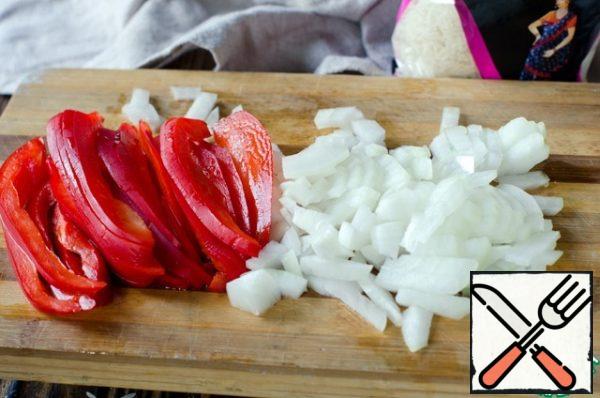 Peel the onion and garlic and finely chop them. Cut the bell pepper into strips.