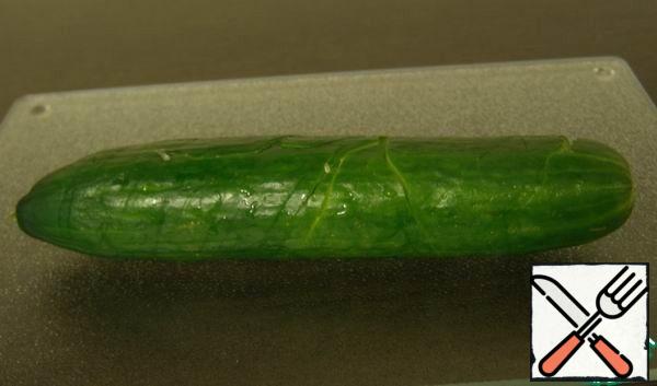 Cucumbers repel the back of the knife so that there are cracks.