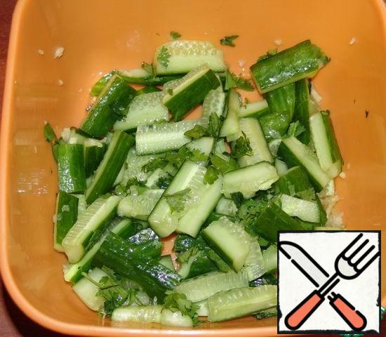 Cut cucumbers into cubes, mix with coriander leaves and crushed garlic.