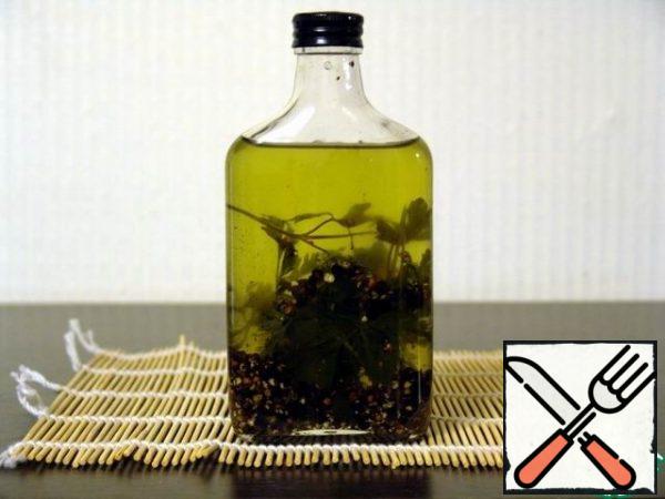 Make a dressing: mix soy sauce with sugar. Add pepper oil, rice vinegar, sesame oil.
A little bit about pepper oil. Only instead of olive oil, I took sunflower oil without smell. So, sterilize the bottle, heat the oil (200 ml). The mixture of peppers (I have black, green, pink, white) 2 tbsp crushed. Wash and dry the parsley.
In a bottle, pour pepper, shove parsley, pour oil. Allow to cool. Store in a cool, dark place. Oliver recommends a refrigerator for this purpose, but there the oil thickens and becomes cloudy. If you use fresh herbs, the oil will change color to green.
My oil was infused for a week. It became fragrant and slightly sharp.
For fans of "hotter", you can put a chili pepper pod instead of a mixture of peppers.