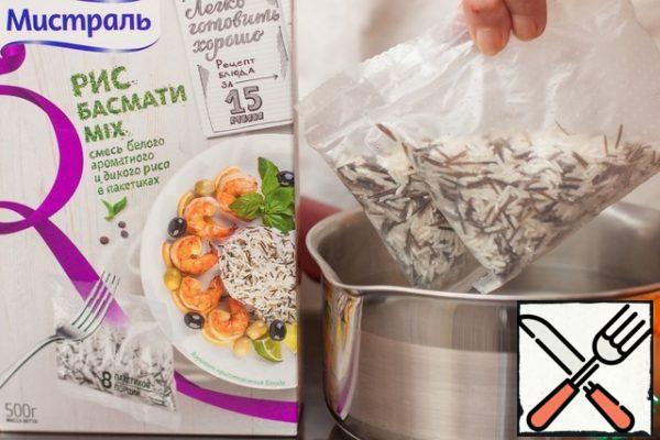 We put rice bags in boiled salted water, it's not only beautiful, but also very tasty, and it takes only 15 minutes to cook. We will try to meet the same time when preparing the salad.