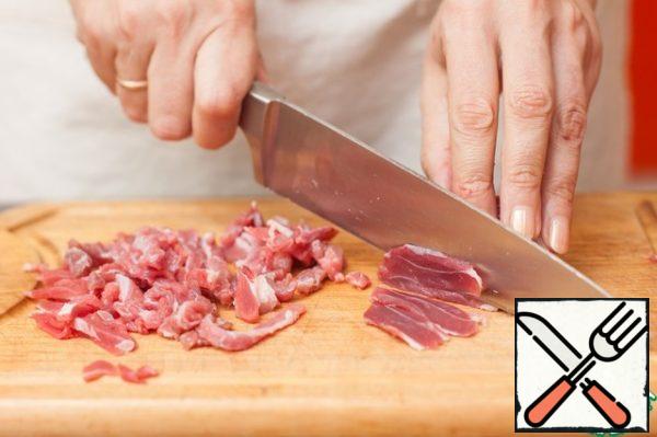 Cut the meat thinly into bars or plates. To do this easily, the meat should be slightly frozen in the freezer for about half an hour or an hour (depending on the capacity of your refrigerator)
