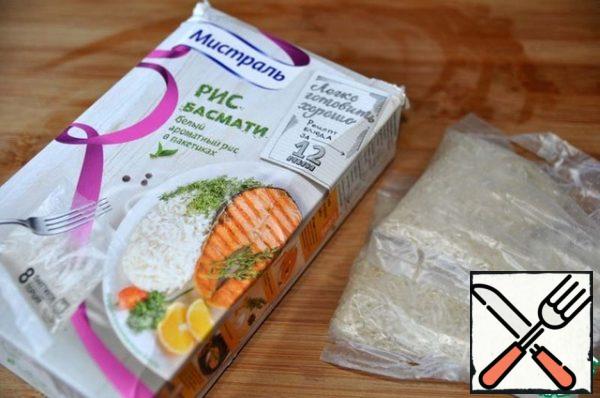 Take the rice in bags, dip it in boiling water and cook for 12 minutes.