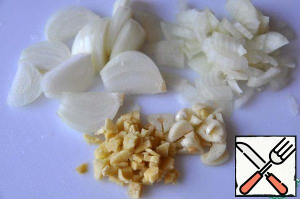 While the rice is cooking, we prepare stewed vegetables in Japanese.
Garlic and ginger are rubbed or cut very finely.
Small cubes cut the shallots, larger onions.
