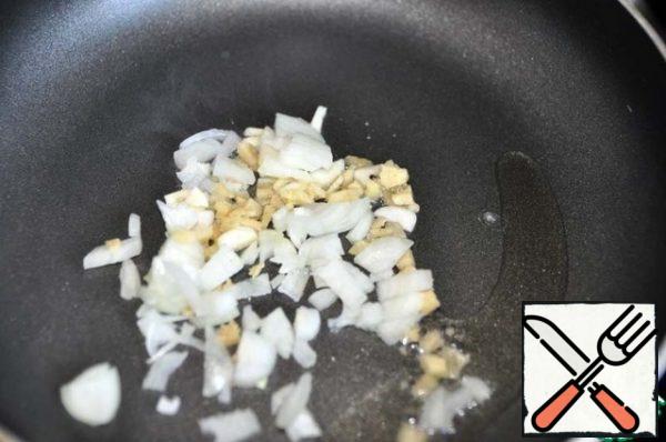 Pour vegetable oil into a frying pan and fry the ginger root, garlic and shallots over medium heat for 2 minutes.