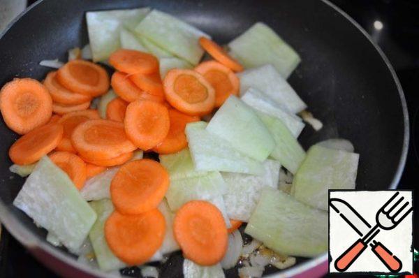 Put the radish and carrots and fry for another 2 minutes.