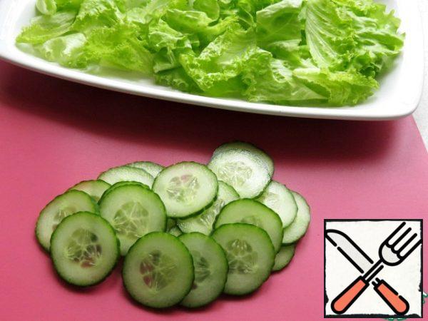 Cucumber thinly cut into circles (or as you like) and add to the salad.