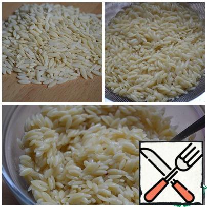 Pour the pasta into boiling salted water and cook for 3-5 minutes, until al dente, so that the inside of the pasta remains slightly firm. Toss in a colander and rinse. Pour the pasta into a bowl, add the olive oil, and mix.