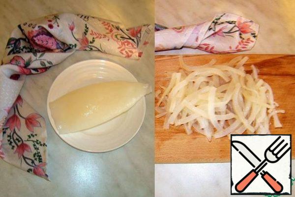 Defrost the squid carcass and put it in boiling salted water for 2-3 minutes. Cool and cut into thin strips.