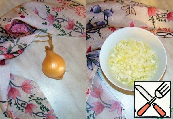 Chop the onion finely and pour boiling water for 10 minutes. Drain the water through a fine strainer. Let the water drain completely.