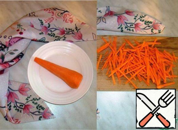 Cut the carrots into small strips and put them in 1 tbsp.l. olive oil.