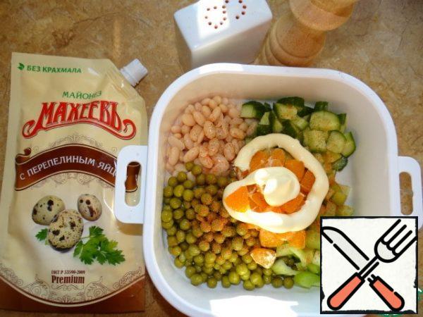 Discard the beans and peas on a sieve or colander and drain the excess liquid;
Add not finely chopped cucumber, celery and tangerine;