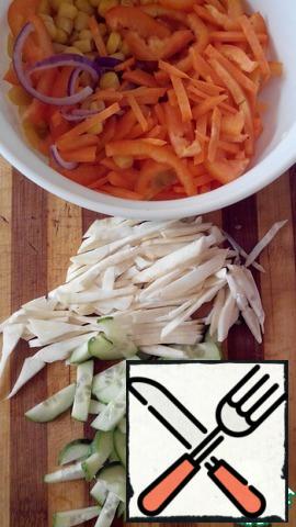 Cut the celery, cucumber and carrot into thin slices (you can use a Korean grater).
Onion cut into half rings, bell pepper in thin strips. Combine the vegetables, add the corn.