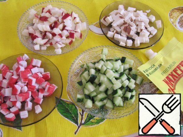 Cut the crab sticks, cucumber, Apple and cheese into cubes.