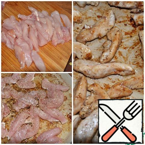 Cut the chicken fillet into thin strips. Pour a little vegetable oil into the pan where the persimmon was fried and send the chicken there.
Add salt and pepper to the meat and, stirring constantly, fry until Golden brown. When the chicken is ready, put it on the salad. Cut the eggs into quarters and add them to the salad plate.