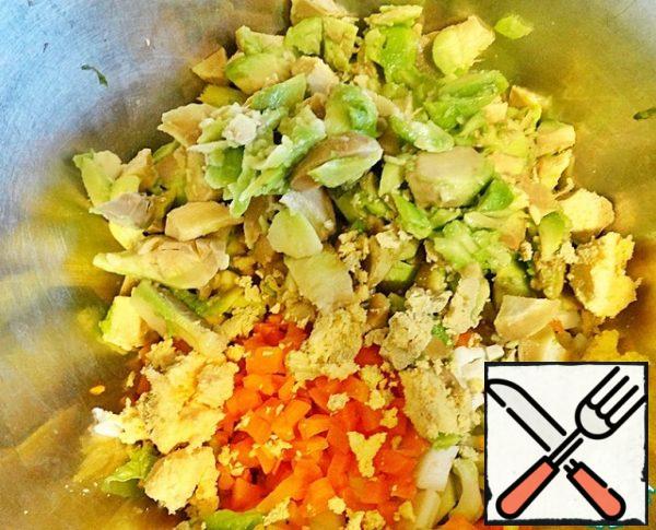 Cut the avocado pulp, boiled carrots, eggs, cucumber, pepper and lettuce into small pieces. Peel the celery from the coarse fibers and cut it. We will leave the most beautiful prawns for salad decoration, and cut the rest finely.