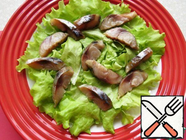 Spread the smoked mackerel on the lettuce leaves.