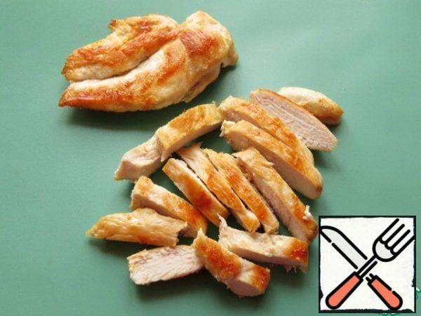 RUB the fillets with salt and pepper and fry them in 1 tbsp of vegetable oil over high heat for 3 minutes on each side. Cool, cut into slices.