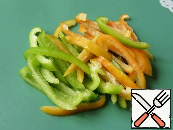 I wash the bell pepper, peel it from the stalk and seeds and cut into strips.