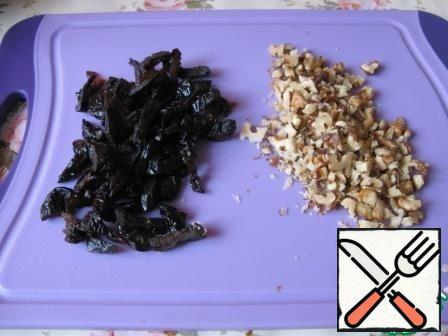 Cut the prunes into strips and chop the nuts.