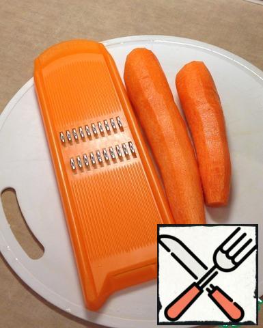 Grate the carrots on a special grater. Or shred it with a thin straw.