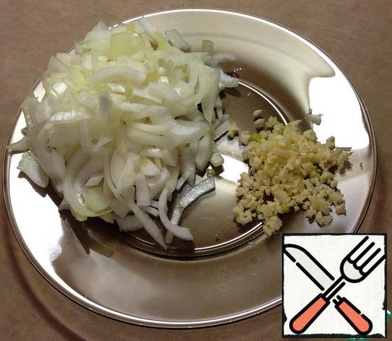 At this time, cut the onion and garlic.