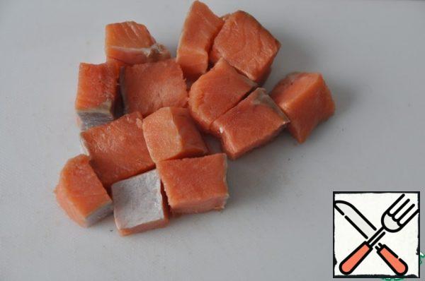 We take salmon, I have catfish, remove the bones, skin. Cut the fillet into cubes.