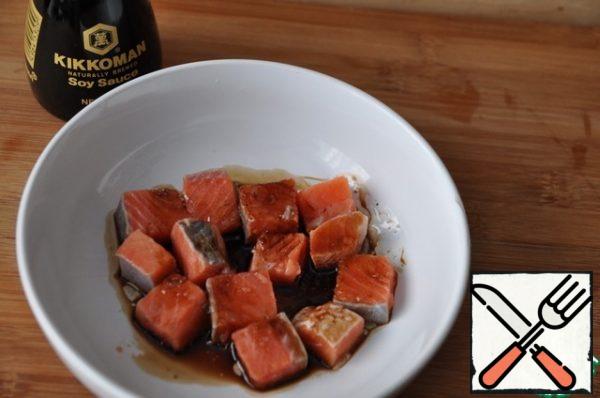 Take half of the marinade, pour it over the salmon, set aside to marinate for 15 minutes.