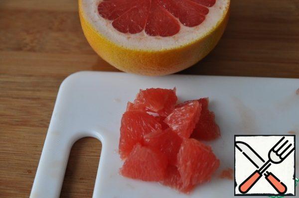 While the salmon is marinating, we chop the grapefruit.