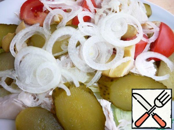 Put the prepared tomatoes, onions, cucumber and mushrooms on top.