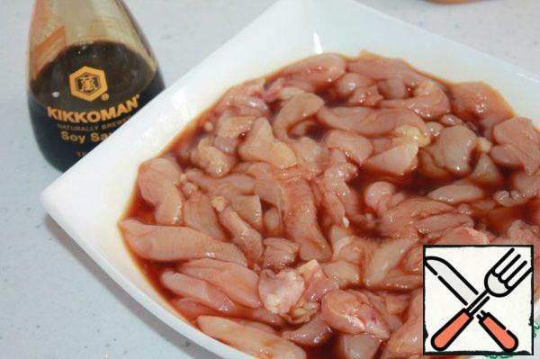 Cut the chicken fillet into strips and pour the sauce over it. Marinate for 30 minutes.