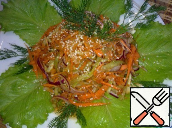 Put the vegetables in a salad bowl, pour the prepared sauce and mix. Sprinkle the salad with sesame seeds and add the herbs.
