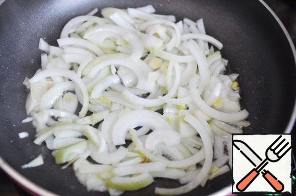 Cut the onion in half rings and fry in vegetable oil for a couple of minutes.