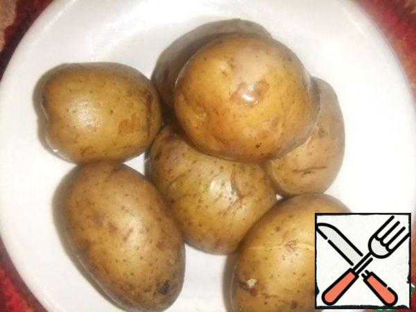 Wash and boil the potatoes.