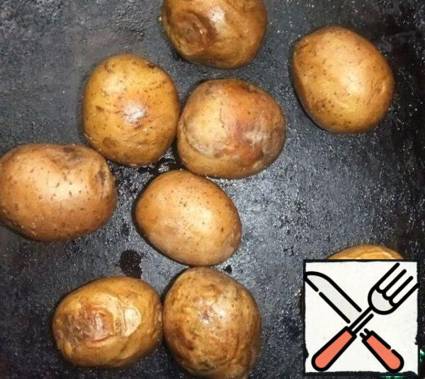 Wash the potatoes thoroughly, sprinkle with a little olive oil , and put them on a baking sheet.