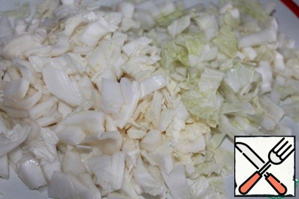 Cut the cabbage into medium cubes.