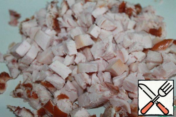 Remove the skin from the smoked chicken breast and cut into cubes. You can take boiled chicken, but it's much tastier.
