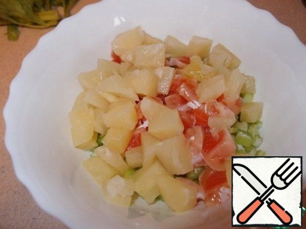 Now open the pineapples and put them in the salad bowl. The quantity is determined by taste. I add another 1-2 teaspoons of pineapple syrup.