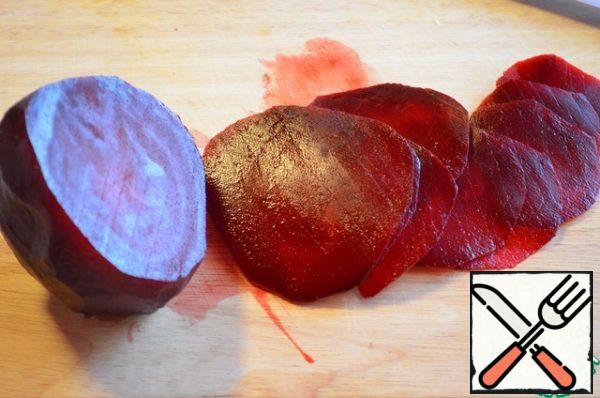 Boil the beets and eggs until fully cooked. Cut the beets into thin slices. Fold each circle in half. And put it on a plate.