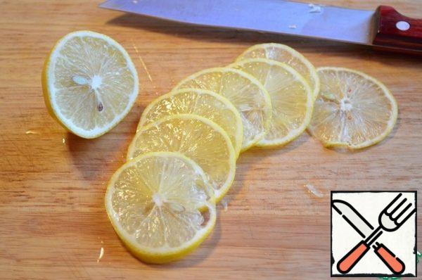 Cut the lemon into slices.
