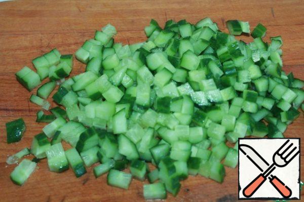 Cut the cucumber into cubes.